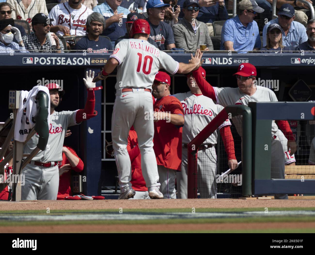 Atlanta, Stati Uniti. 11th Ott 2022. Philadelphia Phillies J.T. Realmuto è accolto di nuovo nel dugout dopo aver segnato nel primo inning contro gli Atlanta Braves in gioco una delle MLB National League Division Series al Truist Park Martedì, 11 ottobre 2022 ad Atlanta, Georgia. Foto di Anthony Stalcup/UPI Credit: UPI/Alamy Live News Foto Stock