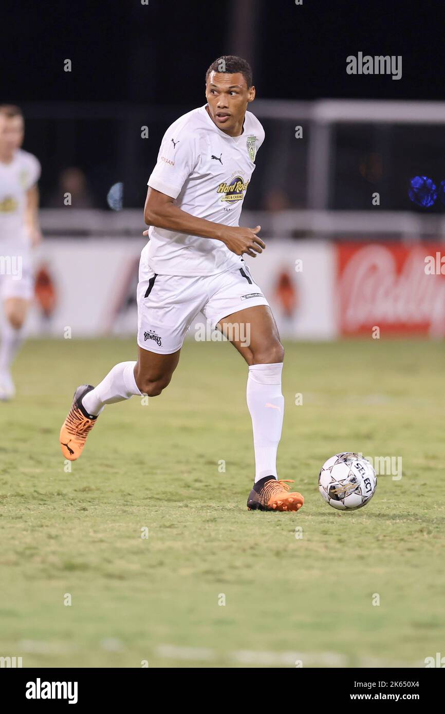 San Pietroburgo, FL: Tampa Bay Rowdies avanti Steevan Dos Santos (10) porta la palla in campo durante una partita di calcio USL contro Loudon, Sabato, Foto Stock