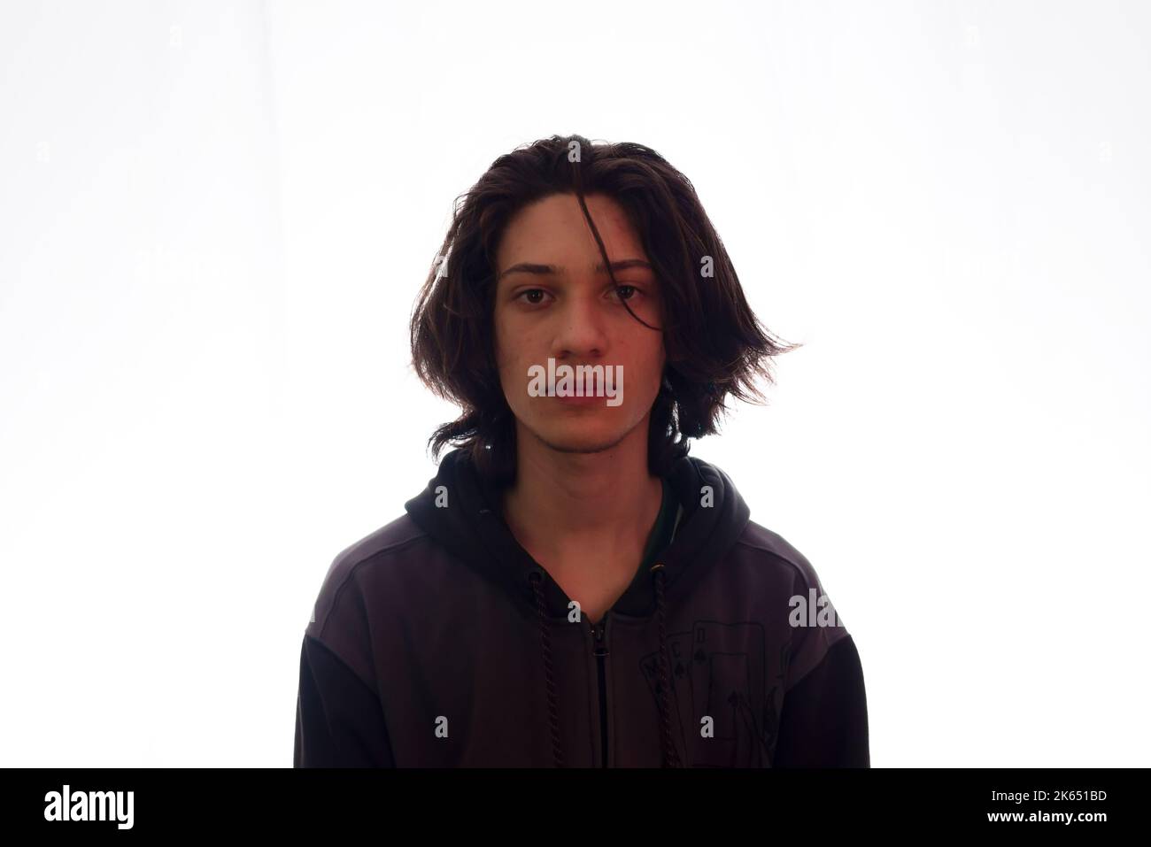 Ritratto di bel giovane uomo su sfondo bianco. Vestiti in moderno concetto sociale. Foto Stock