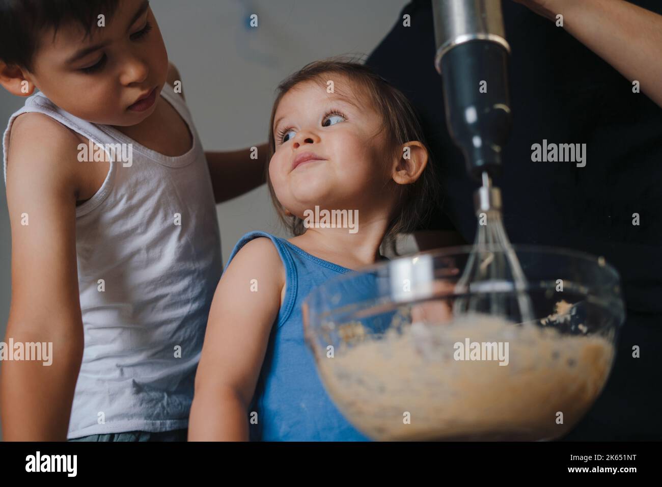 Buona famiglia di biscotti in cucina a casa, godetevi il tempo libero. Figlia imparare la cucina. Cucinare a casa. Foto Stock