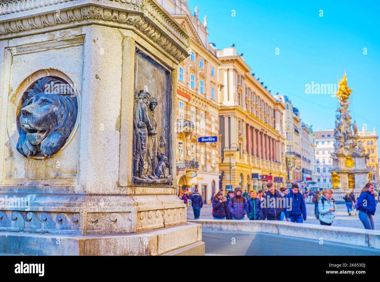 VIENNA, AUSTRIA - 17 FEBBRAIO 2019: Il seminterrato della Fontana Leopoldo con la testa del Leone e il bassorilievo di bronzo, il 17 febbraio a Vienna, Austria Foto Stock
