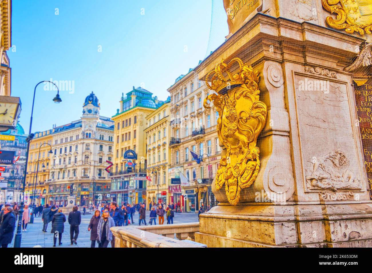 VIENNA, AUSTRIA - 17 FEBBRAIO 2019: Via Graben affollata attraverso il mantello d'armi d'oro della colonna della peste viennese, il 17 febbraio a Vienna, Austri Foto Stock