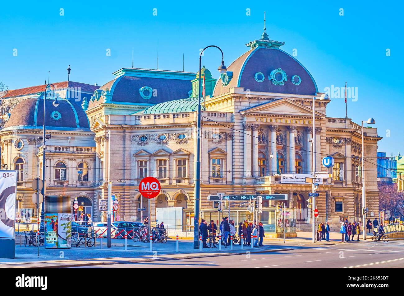 VIENNA, AUSTRIA - 17 FEBBRAIO 2019: Scena urbana presso il vecchio edificio del Volkstheater (teatro), situato a Arthur-Schnitzler-Platz, il 17 febbraio Foto Stock