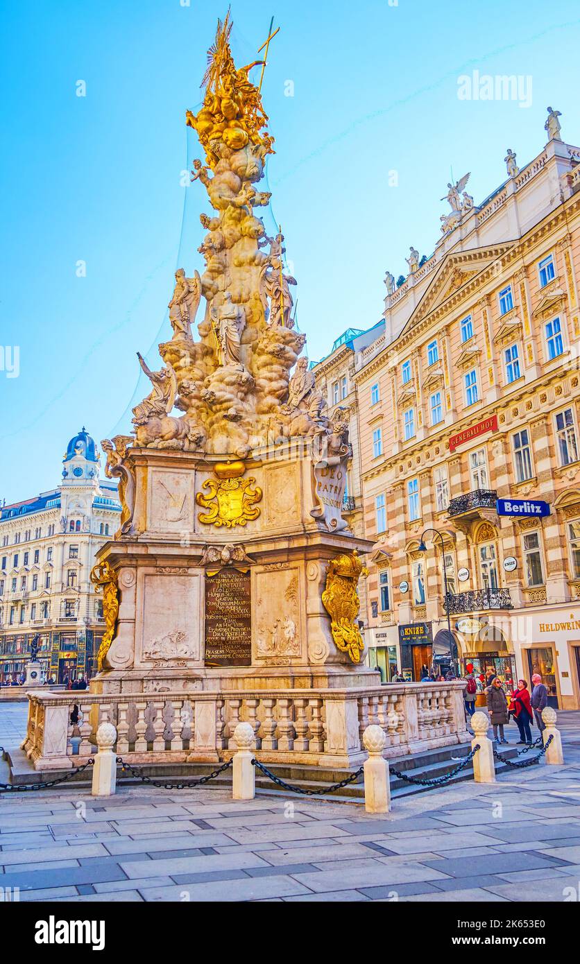 VIENNA, AUSTRIA - 17 FEBBRAIO 2019: La colonna della placca è una fine colonna di marmo commemorativo in stile barocco con elementi dorati, il 17 febbraio a Vienna, Aus Foto Stock