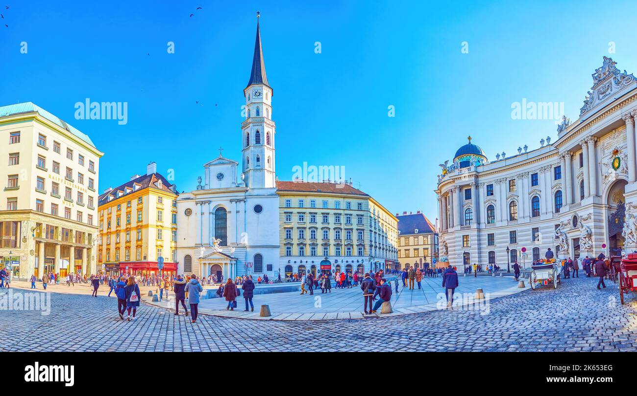 VIENNA, AUSTRIA - 17 FEBBRAIO 2019: Panorama di piazza Michaelerplatz con la Chiesa di San Michele e il Palazzo Hofburg, il 17 febbraio a Vienna, Austria Foto Stock