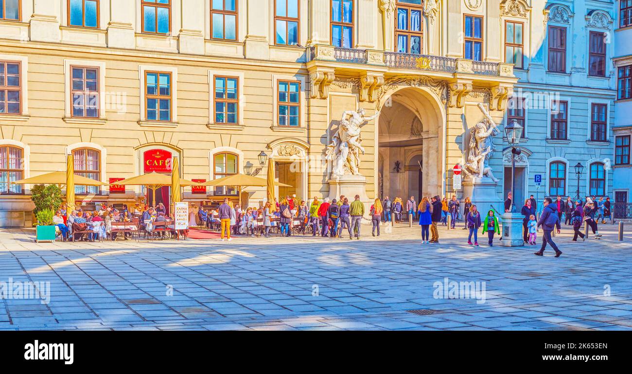 VIENNA, AUSTRIA - 17 FEBBRAIO 2019: Panorama della piazza Innere Burgplazt di Hofburg con caffè all'aperto e porte di Michaelerplatz, il 17 febbraio a V Foto Stock