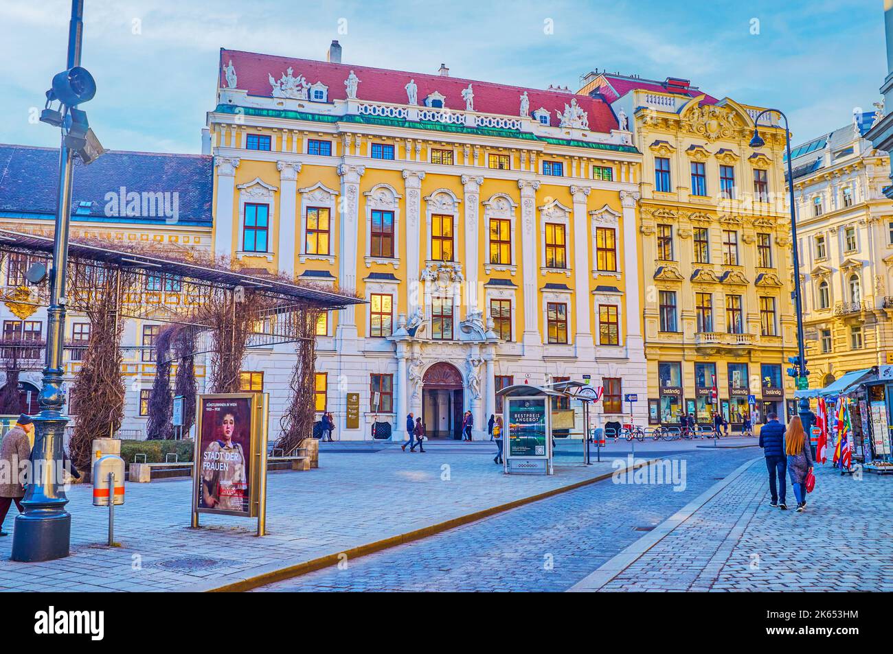VIENNA, AUSTRIA - 17 FEBBRAIO 2019: Scena urbana nel cuore della città vecchia, nei dintorni di palazzi e palazzi storici, il 17 febbraio a V Foto Stock