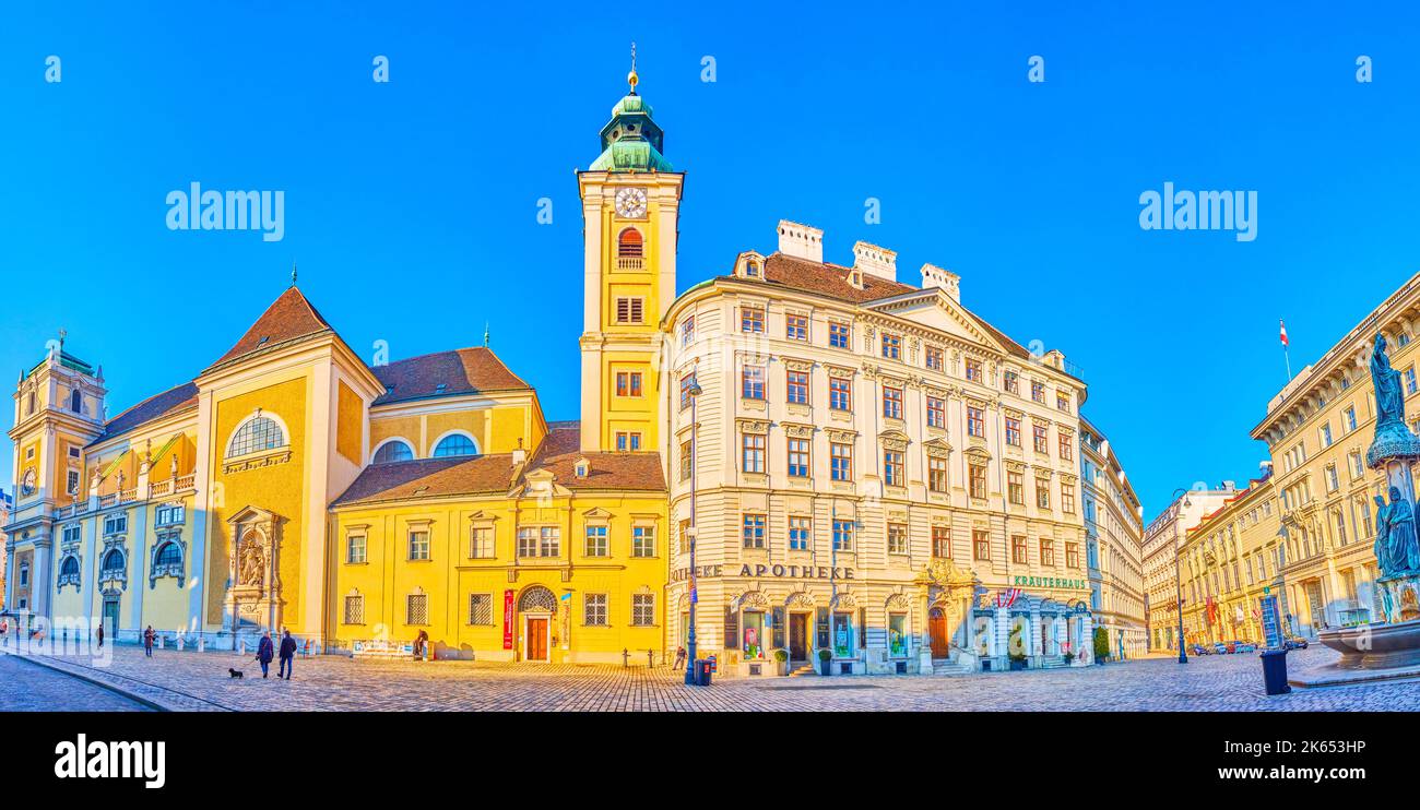 VIENNA, AUSTRIA - 17 FEBBRAIO 2019: Panorama di Freyungplatz con la chiesa di Schottenkirche e case panoramiche e palazzi, il 17 febbraio a Vienna, Foto Stock
