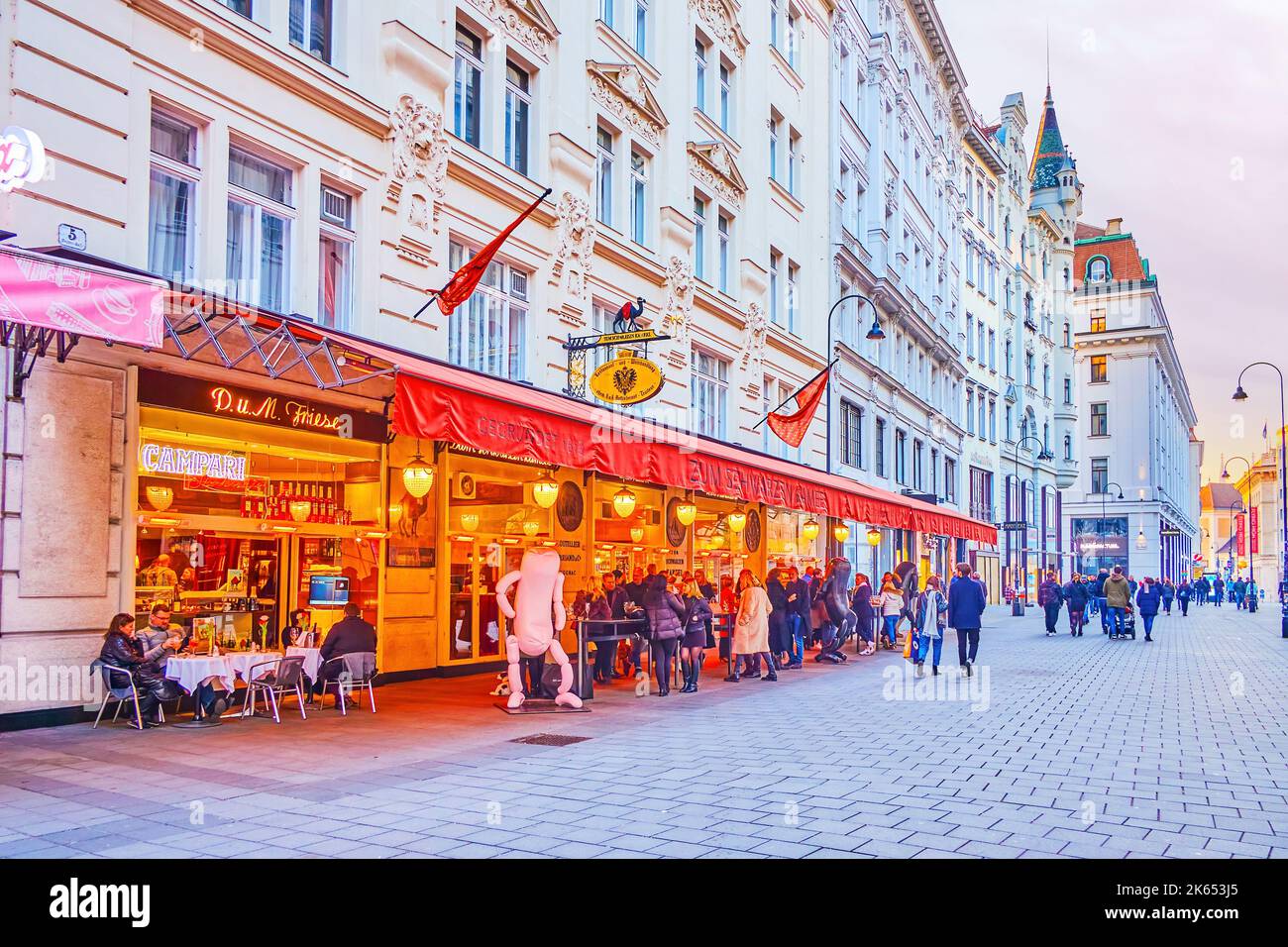 VIENNA, AUSTRIA - 17 FEBBRAIO 2019: Esplora le strade centrali dello shopping nella città vecchia, il 17 febbraio a Vienna, Austria Foto Stock