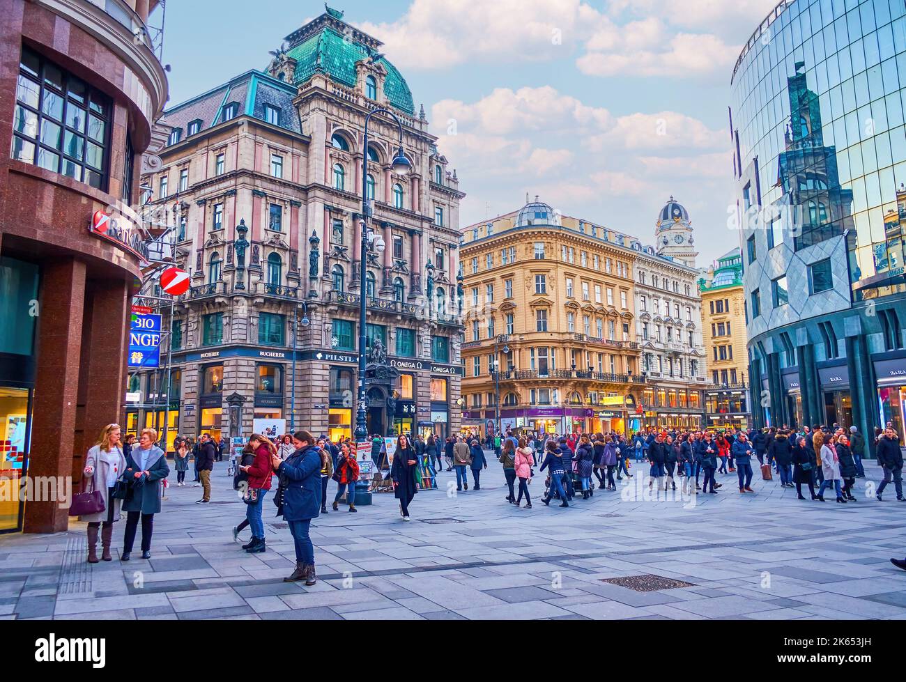 VIENNA, AUSTRIA - 17 FEBBRAIO 2019: Le due luci sopra la città vecchia di Vienna, la gente passeggia lungo le strade centrali, passando numerosi negozi, a febbraio Foto Stock