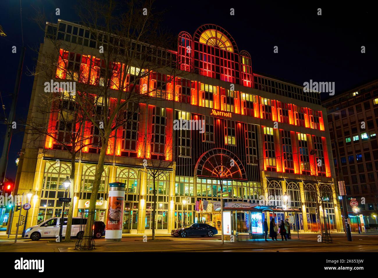 VIENNA, AUSTRIA - 17 FEBBRAIO 2019: Bella facciata illuminata di notte del Marriott Hotel su Parkring Avenue, il 17 febbraio a Vienna, Austria Foto Stock