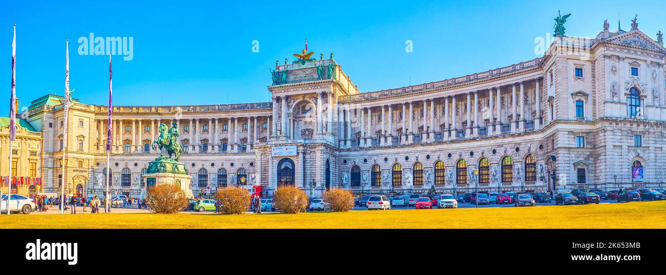 VIENNA, AUSTRIA - 17 FEBBRAIO 2019: Vista panoramica sulla facciata principale del Palazzo Hofburg con ampio parcheggio in piazza Heldenplatz , il 17 febbraio in Foto Stock