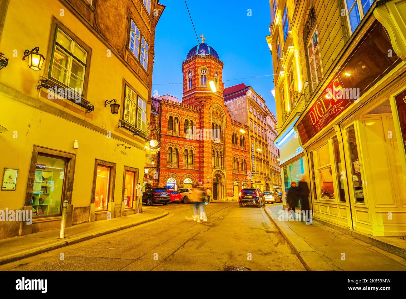 VIENNA, AUSTRIA - 17 FEBBRAIO 2019: La passeggiata serale lungo la strada medievale di Fleischmarkt nel centro storico e godere di una grande illuminazione di edifici storici Foto Stock