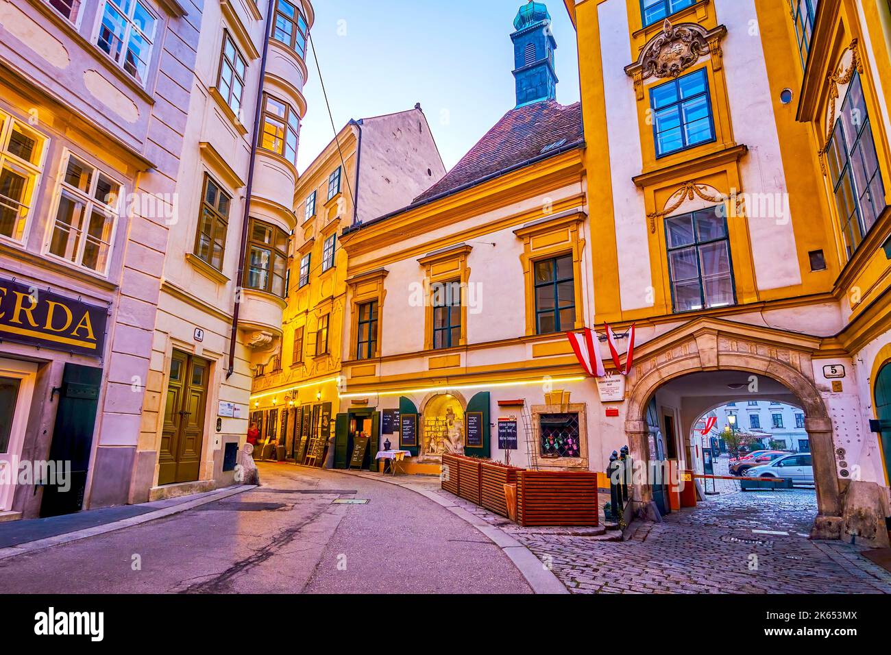 VIENNA, AUSTRIA - 17 FEBBRAIO 2019: Il cuore medievale del quartiere Innere Stadt di Vienna con case storiche e arcate panoramiche, il 17 febbraio Foto Stock