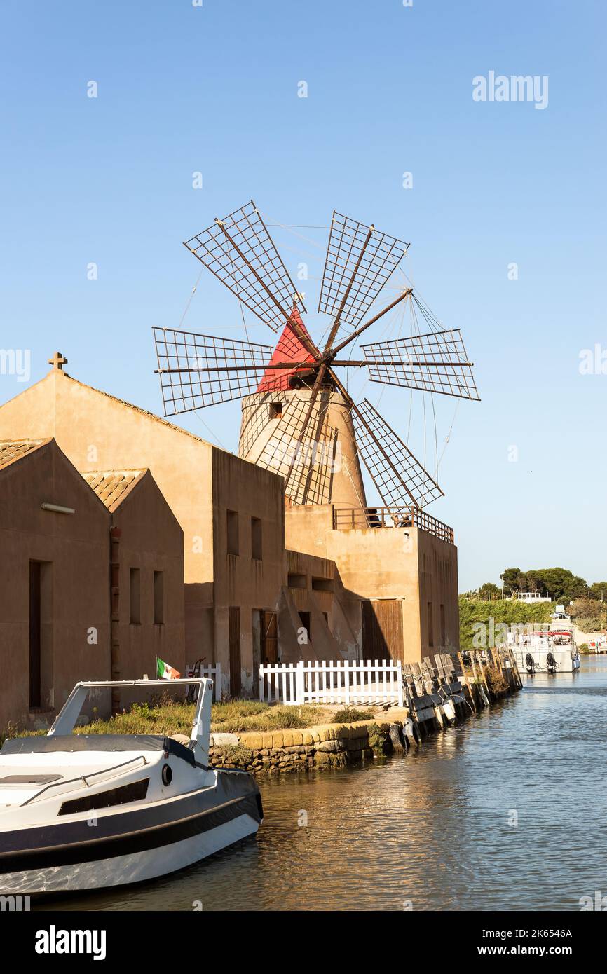 Splendidi scenari della Riserva Naturale delle Saline dello Stagnone a Marsala, provincia di Trapani, Sicilia, Italia. Foto Stock