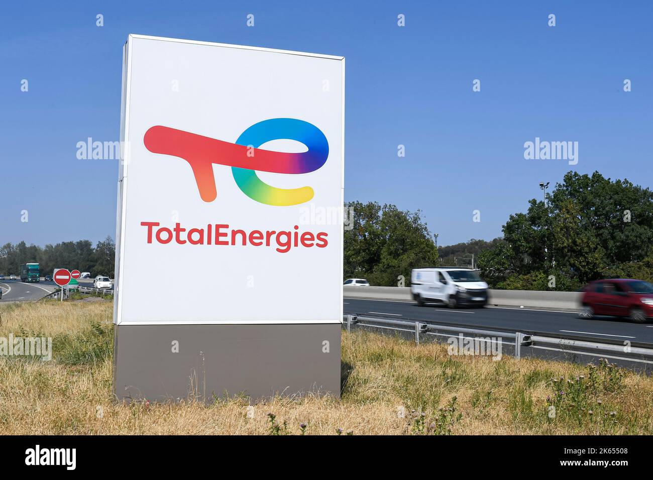 Solaize, Francia. 10th Ott 2022. L'immagine mostra il logo di TotalEnergies presso una stazione di servizio a Solaize, in Francia, il 10 ottobre 2022. A causa della crisi legata alle forniture estere e agli scioperi in alcuni depositi petroliferi, le carenze di benzina e gasolio sono sempre più frequenti in tutta la Francia. Il governo fa avanzare il tasso del 14% di carenza di carburante. Foto di Victor Joly/ABACAPRESS.COM Credit: Victor Joly/Alamy Live News Foto Stock