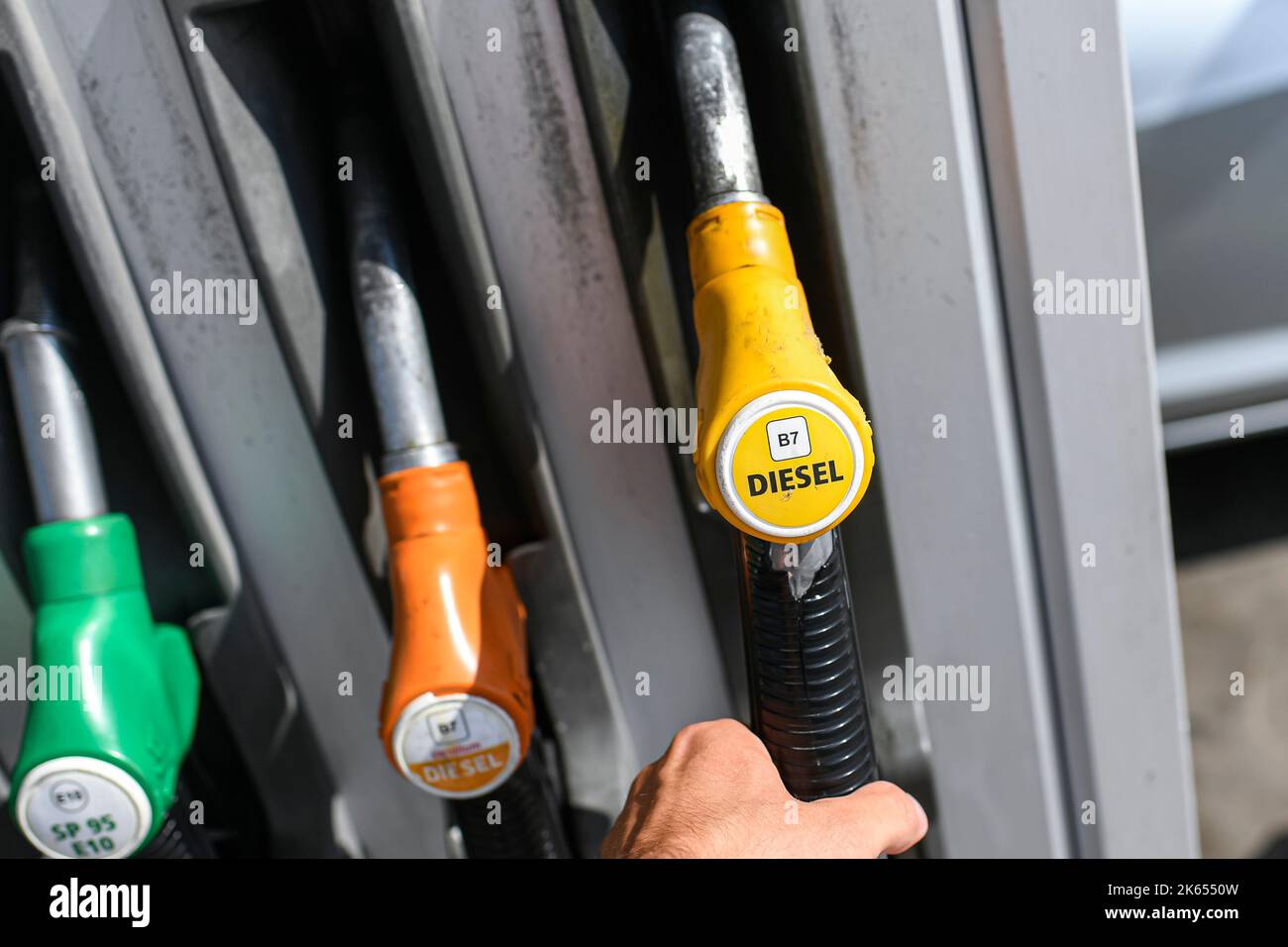 Solaize, Francia. 10th Ott 2022. L'immagine mostra le pompe di benzina presso una stazione di servizio TotalEnergies a Solaize, in Francia, il 10 ottobre 2022. A causa della crisi legata alle forniture estere e agli scioperi in alcuni depositi petroliferi, le carenze di benzina e gasolio sono sempre più frequenti in tutta la Francia. Il governo fa avanzare il tasso del 14% di carenza di carburante. Foto di Victor Joly/ABACAPRESS.COM Credit: Victor Joly/Alamy Live News Foto Stock