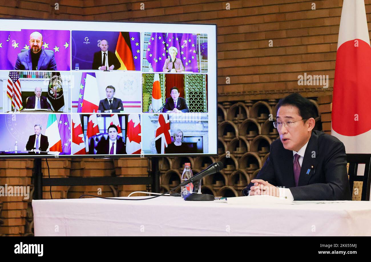 Tokyo, Giappone. 11th Ott 2022. Il primo ministro giapponese Kishida partecipa alla riunione virtuale dei leader del Gruppo dei sette (G7) e dell'Ucraina tramite videoconferenza, a Bruxelles, in Belgio, martedì, ottobre. 11, 2022. Il presidente ucraino Volodymyr Zelensky ha chiesto ai leader del Gruppo dei sette (G7) paesi di un maggiore sostegno alle capacità di difesa aerea 'scudo aereo', mentre G7 ha promesso di continuare a sostenere Kyiv per 'finchè ci vuole'. Photo by Japanese PM Press Office/UPI Credit: UPI/Alamy Live News Foto Stock