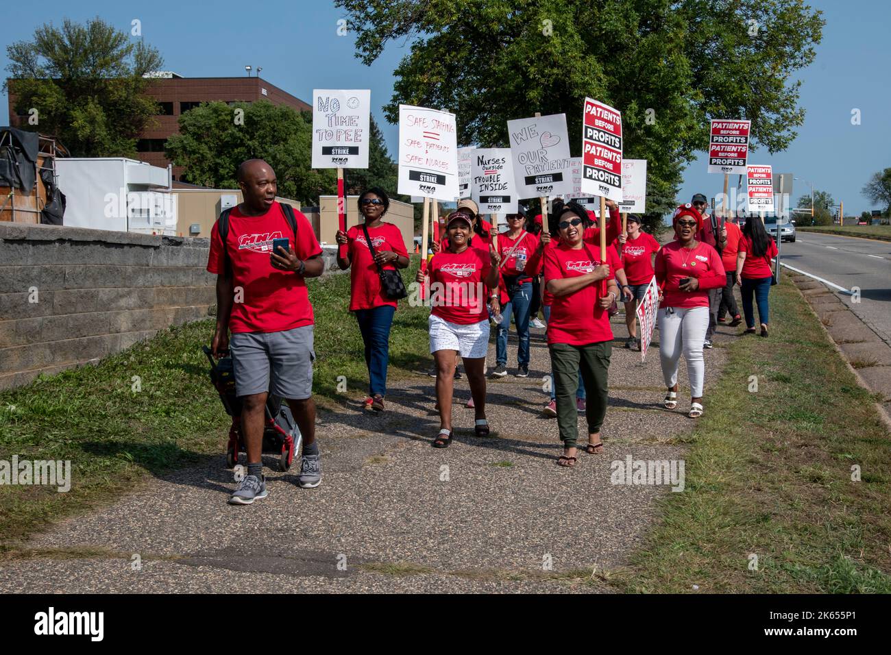 Maplewood, Minnesota. Gli infermieri colpiscono 16 ospedali nelle Twin Cities per tre giorni per ottenere salari migliori, livelli di personale migliori, un numero di dipendenti migliore Foto Stock