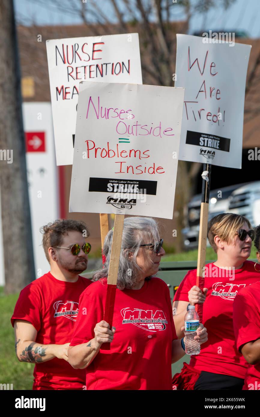 Maplewood, Minnesota. Gli infermieri colpiscono 16 ospedali nelle Twin Cities per tre giorni per ottenere salari migliori, livelli di personale migliori, un numero di dipendenti migliore Foto Stock