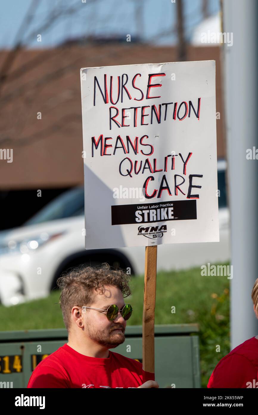 Maplewood, Minnesota. Gli infermieri colpiscono 16 ospedali nelle Twin Cities per tre giorni per ottenere salari migliori, livelli di personale migliori, un numero di dipendenti migliore Foto Stock