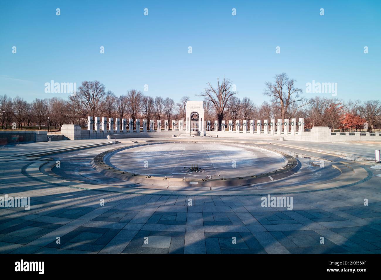 Il monumento commemorativo della seconda guerra mondiale a Washington, DC, in una giornata invernale senza nuvole. Vista grandangolare del lato Atlantico del memoriale. Nessuna gente. Foto Stock