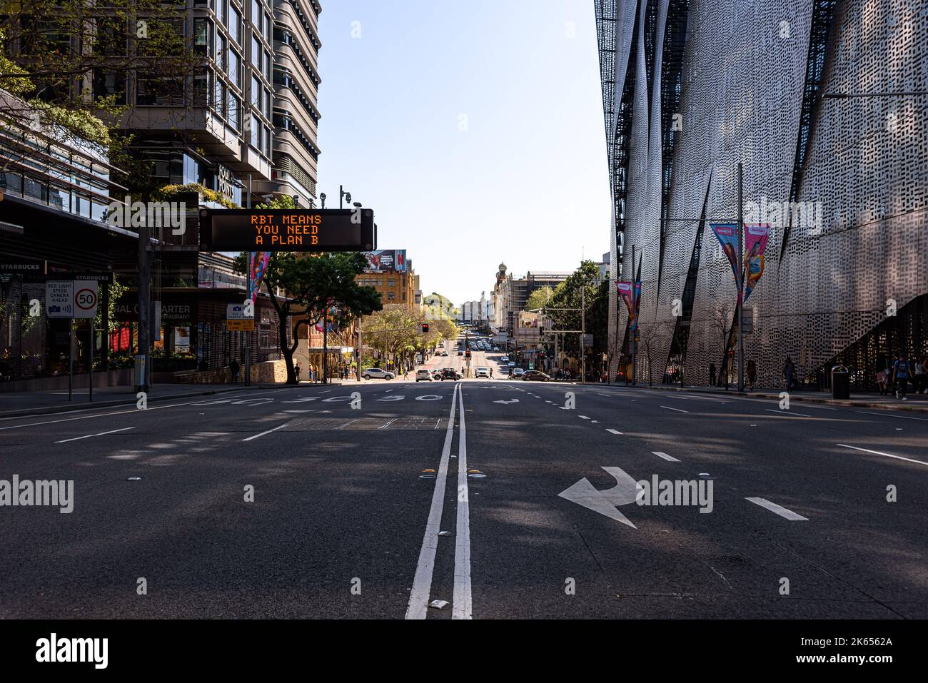 Guardando verso ovest su Broadway tra Chippendale e ultimo a Sydney Foto Stock