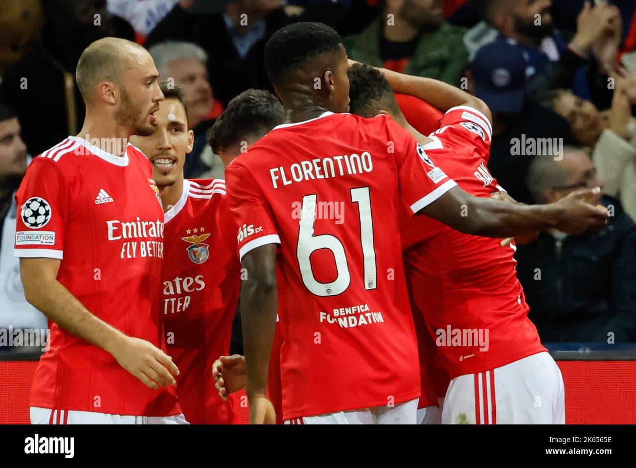 Parigi, Francia. 11th Ott 2022. I giocatori di Benfica festeggiano il loro gol durante la partita di calcio UEFA Champions League Group H tra Paris Saint-Germain e SL Benfica al Parc des Princes di Parigi, Francia, 11 ottobre 2022. Credit: RIT Heize/Xinhua/Alamy Live News Foto Stock