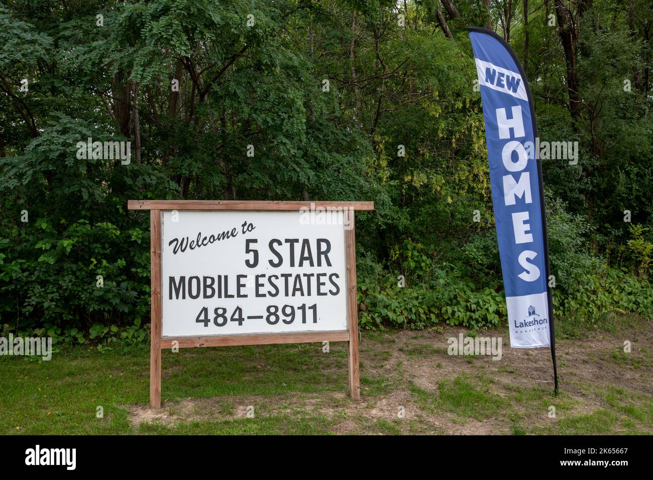 Vadnais Heights, Minnesota. 5 Stelle Mobile Estates con segno per nuove case mobili in vendita. A causa dei prezzi elevati in aumento delle case una casa mobile è un Foto Stock