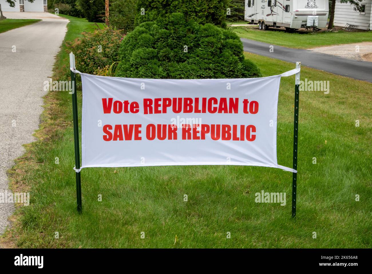 Sturgeon Bay, Wisconsin. Vota il segno repubblicano nel cortile dei proprietari di case. Foto Stock