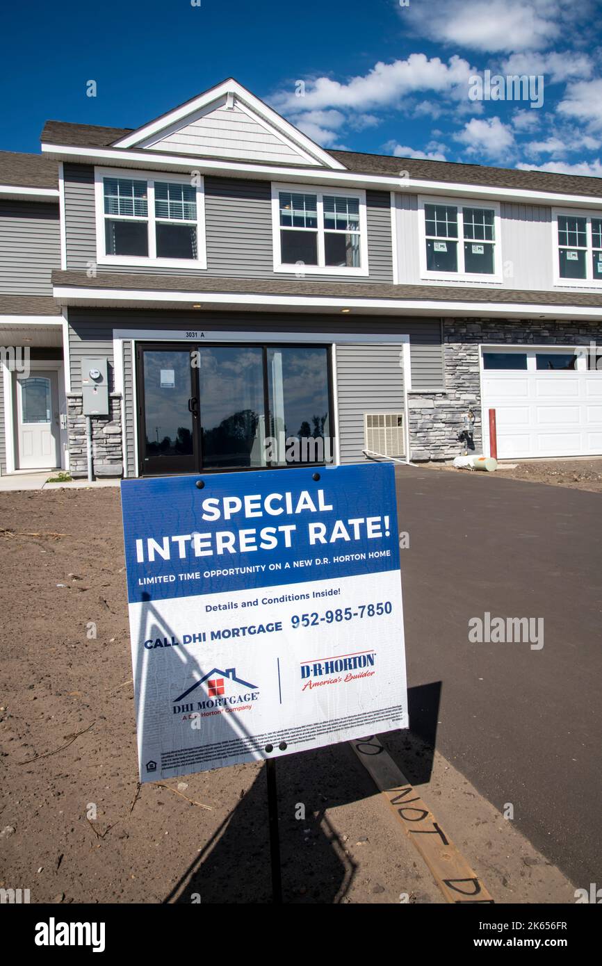 Blaine, Minnesota. Case di nuova costruzione con segno di tasso di interesse speciale per aiutare ad attrarre nuovi acquirenti. Foto Stock
