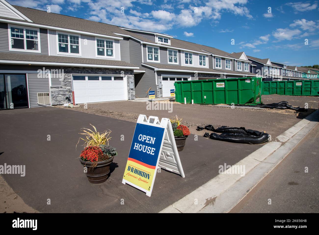 Blaine, Minnesota. Case di città nuove di zecca in vendita con segno casa aperta. Foto Stock