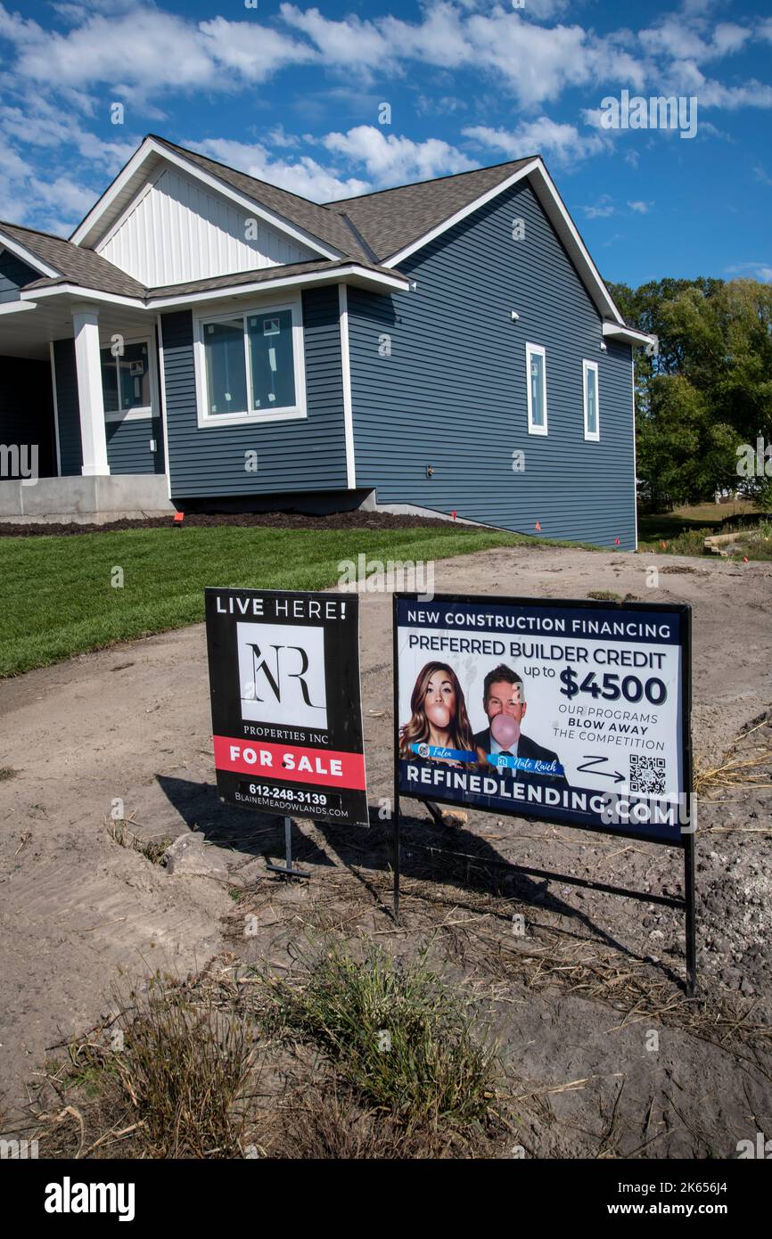 Blaine, Minnesota. Nuove case cittadine in vendita con nuovi finanziamenti per la costruzione e un credito costruttori di 4.500 dollari per attrarre nuovi acquirenti. Foto Stock