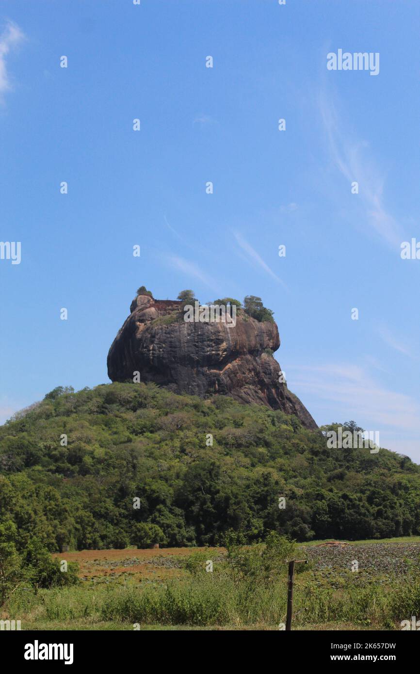 Sigiriya o Sinhagiri è un'antica fortezza rocciosa Foto Stock