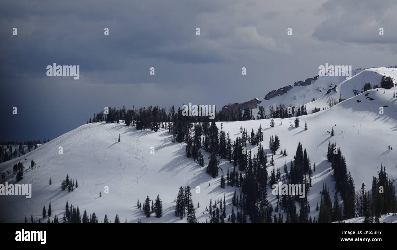 Montagna innevata nelle giornate nuvolose Foto Stock