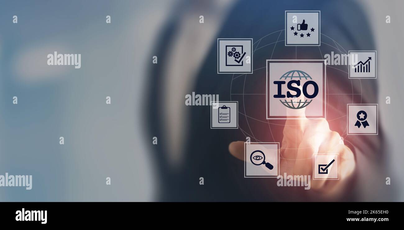 Standard ISO controllo qualità, garanzia e garanzia concetto di tecnologia aziendale. Toccare sullo schermo con le icone ISO e globo su sfondo intelligente. È Foto Stock