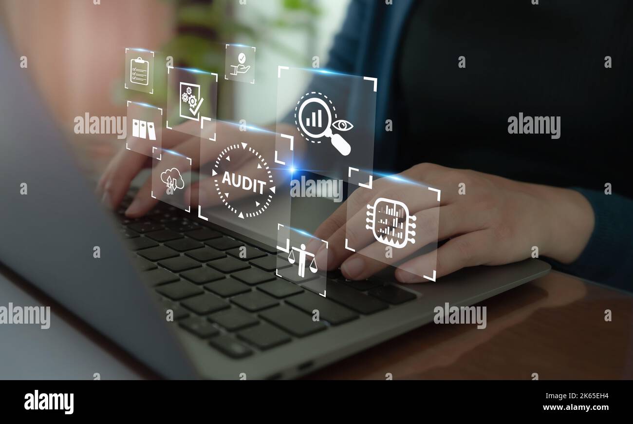 Utilizzo della tecnologia di intelligenza artificiale nel concetto di audit interno. Esame e valutazione del bilancio di un'organizzazione; reddito Foto Stock
