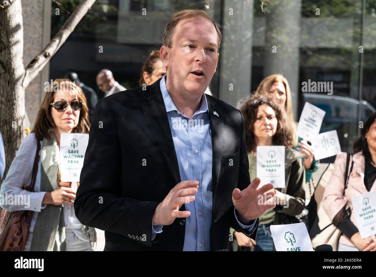 New York, Stati Uniti. 11th Ott 2022. Lee Zeldin il candidato del Partito Repubblicano per Governatore si è Unito ad attivisti locali per rally contro la demolizione di Wagner Park a 200 Liberty Street il 11 ottobre 2022 Credit: Sipa USA/Alamy Live News Foto Stock