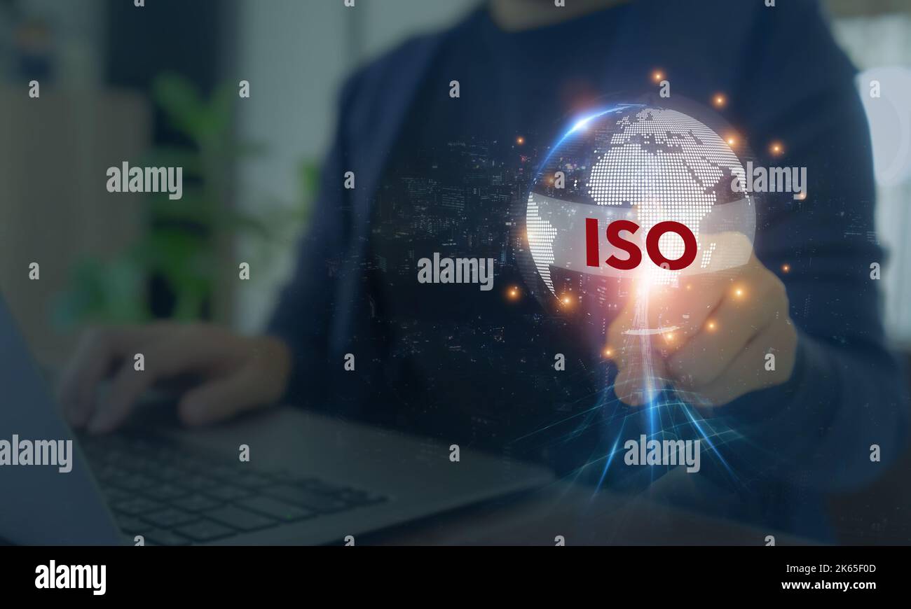 Standard ISO controllo qualità, garanzia e garanzia concetto di tecnologia aziendale. Lavorare su computer con icone ISO e globo su sfondo intelligente. IO Foto Stock