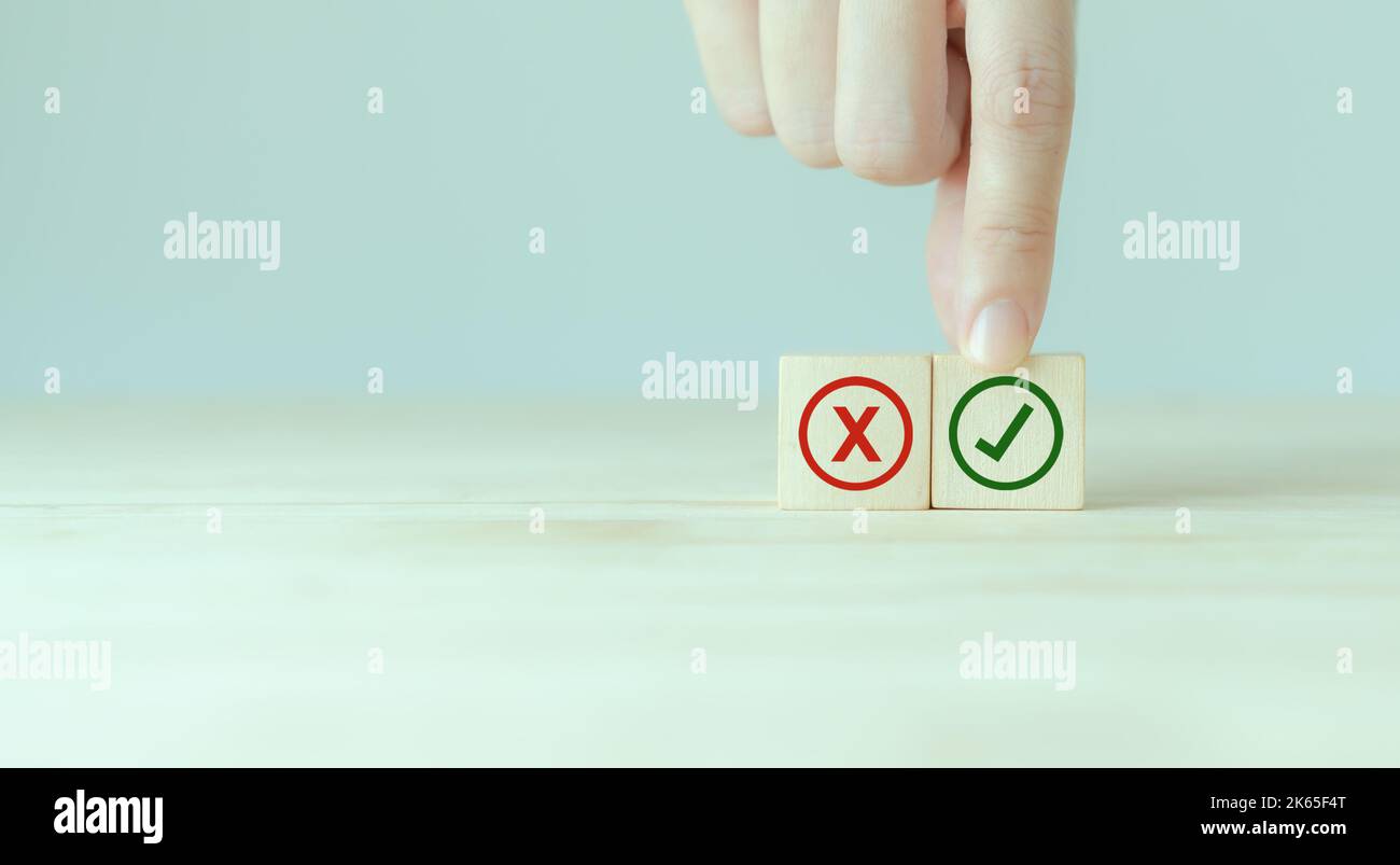 Conformità normativa, concetto di fattibilità del progetto. Segni di spunta e croce. Icone con segno di spunta e croce. Fare e non o come e a differenza con positivo e. Foto Stock