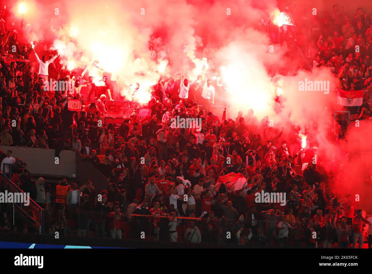 Parigi, Francia. 11th Ott 2022. Tifosi Benfica Calcio/Calcio : visione generale dei tifosi Benfica festeggia dopo la gol di Joao Mario durante la fase di gruppo della UEFA Champions League 4° giorno di incontro del Gruppo H tra Parigi Saint-Germain 1-1 SL benfica al Parc des Princes di Parigi, Francia . Credit: Mutsu Kawamori/AFLO/Alamy Live News Foto Stock