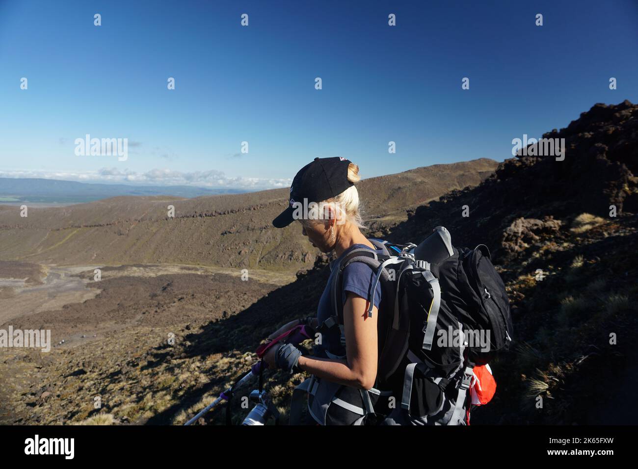 Donna bionda singola che cammina al Parco Nazionale di Tongariro in Nuova Zelanda. Foto Stock
