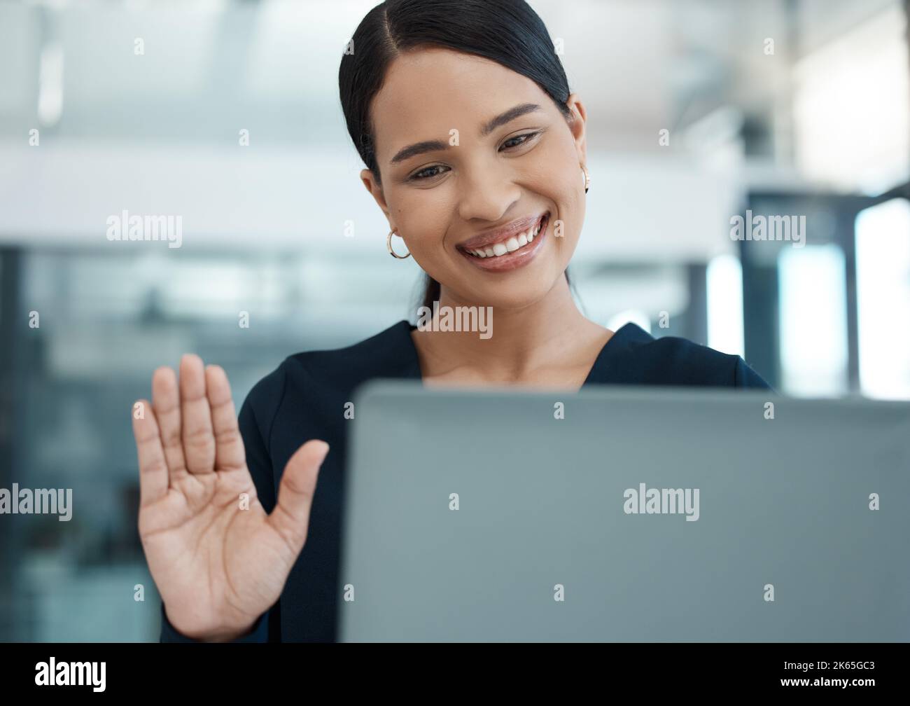 Donna, sorriso e riunione online mentre si onda sullo schermo, webinar aziendale e pianificazione startup società. Felice femmina, ragazza o conversazione per successo Foto Stock