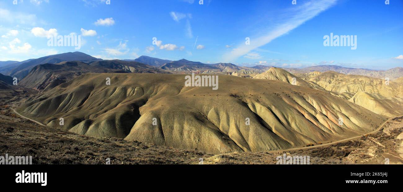 Splendide montagne senza fine. Regione di Khizi. Azerbaigian. Foto Stock