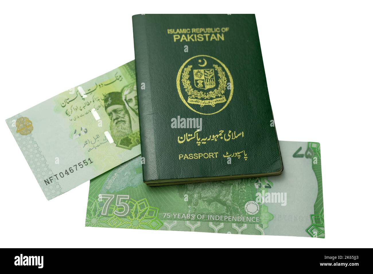 Passaporto pakistano con le nuove banconote da 75 rupie pakistane Foto Stock