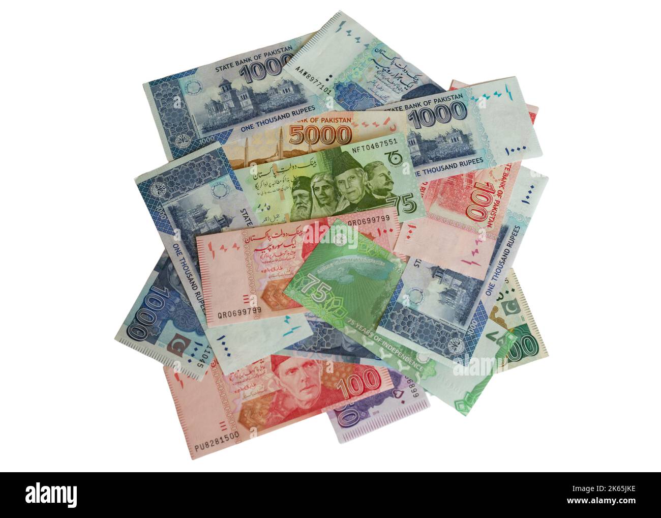 Diversa denominazione delle banconote pakistane con una nuova nota a 75 rupie su sfondo bianco isolato Foto Stock