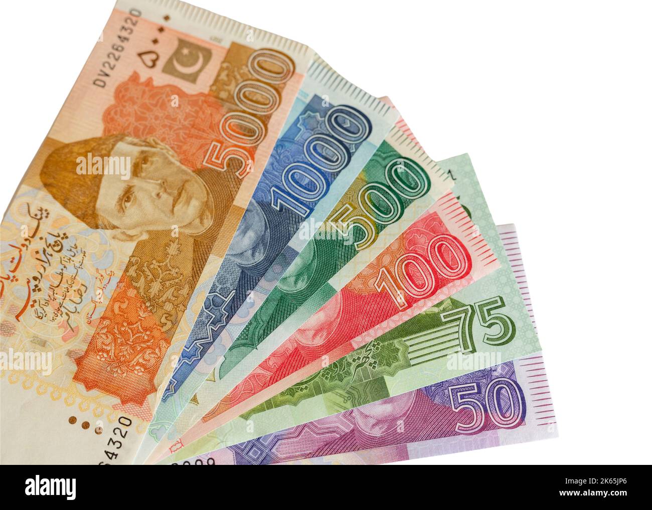 Banconote pakistane di cinquemila, mille, cinquecento, settantacinque e cinquanta rupie su sfondo bianco isolato Foto Stock