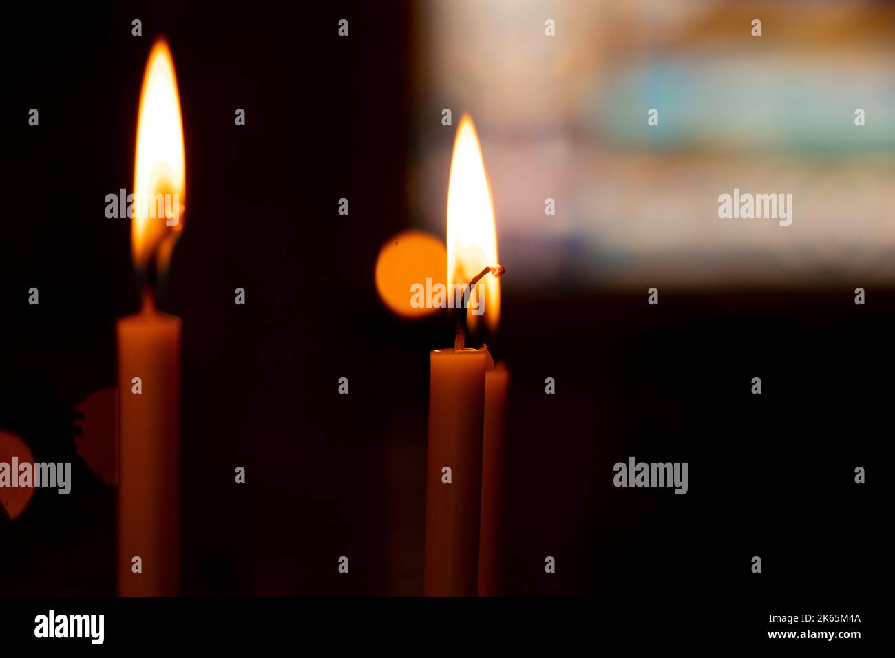 candela fiamma al buio nella chiesa, candela bruciante, religione Foto Stock