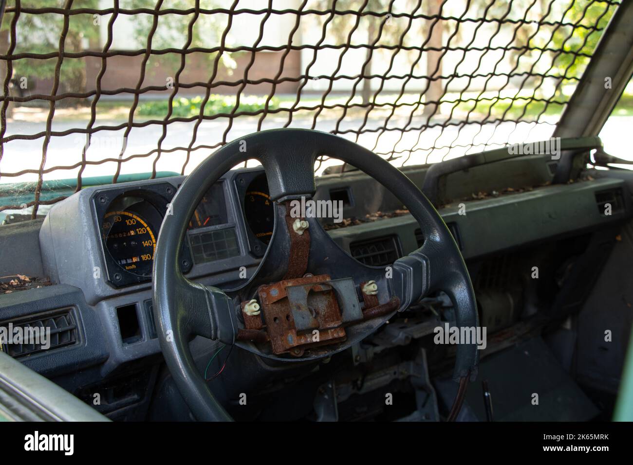 vecchio veicolo militare rotto con barre sul finestrino anteriore, la vettura dopo il passaggio di ostilità, auto Foto Stock