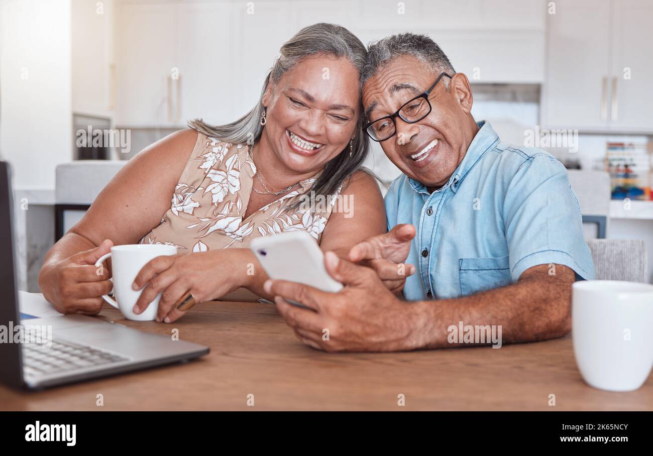 Comunicazione, videochiamata e telefono con la vecchia coppia in cucina per il networking, relax e social media al mattino. Contatto, sorriso e pensione Foto Stock